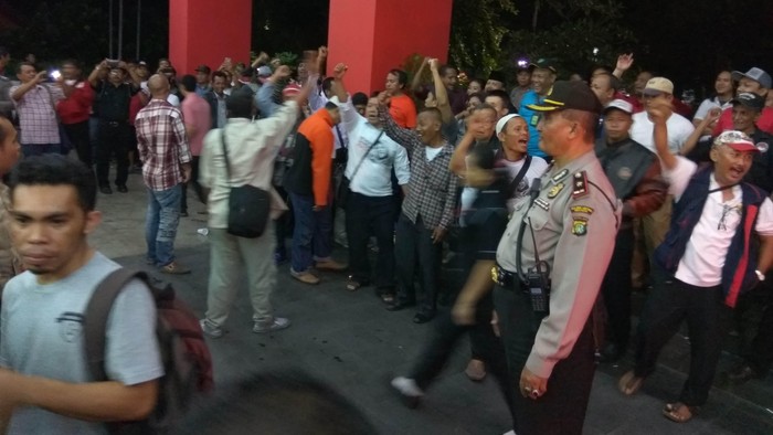 Jelang Pengumuman Cagub DKI, Muncul Massa Pendukung Risma di DPP PDIP