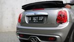 Asyiknya Mengendarai Mobil Beratap Terbuka di Bali