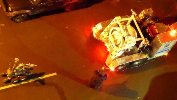Robot polisi saat mengamankan bom panci presto di New York (REUTERS/Lucien Harriot)