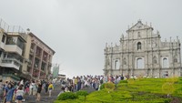 Selain dikenal akan destinasi judi, Makau juga menawarkan wisata belanja hingga bangunan bersejarah. Salah satu yang paling populer adalah reruntuhan Gereja St Paul (Kuria/detikTravel) 