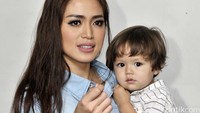 Namun Jessica Iskandar atau Jedar berusaha menenangkan putranya tersebut. Pool/Noel/detikFoto.
