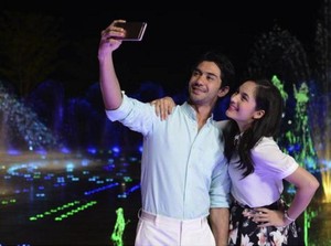 Simak Pengalaman Reza Rahadian Saat Selfie dengan Penggemar
