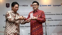 Perbankan akan dimudahkan dalam pencatatan data nasabah dan memperketat keamanan karena semua data sudah terintegrasi secara elektronik.