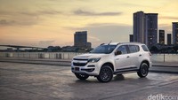 Mobil ini sudah dilengkapi dengan fitur keamanan aktif dan pasif yang lengkap seperti Traction Control System (TCS), Anti-Lock Braking System (ABS), Panic Brake Assist (PBA), Electronic Brake Force Distribution (EBD), Electronic Stability Control (ESC), Hill Descent Control (HDC), Hill Start Assist (HSA), Anti-Rolling Protection, Trailer Sway Control, dan juga Knee Airbag pada bagian pengemudi. Ist/ Chevrolet.