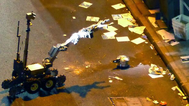 Robot polisi mengamankan bom panci presto di New York (REUTERS/Lucien Harriot)