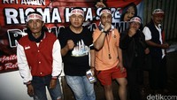 Sementara itu, DPP PDIP di Jalan Diponegoro, Menteng, Jakarta Pusat, tampak didatangi relawan Risma.
