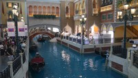Foto: Air kanal itu tampak berwarna biru, dengan sejumlah gondola berlayar perlahan mengikuti kayuhan tukang perahu yang mengenakan seragam garis-garis hitam putih (Kurnia/detikTravel)