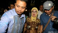 Anna keluar gedung KPK usai menjalani pemeriksaan, Selasa (20/9/2016).