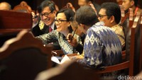 Sri Mulyani tiba sekitar pukul 14.00 WIB, Selasa (20/9/2016), didampingi oleh Dirjen Pajak Ken Dwijugiasteadi. Hadir juga Menteri Hukum dan HAM, Yasonna Laoly, dalam sidang tersebut.