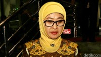 Anna keluar sekitar pukul 19.35 WIB.