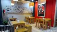 Tanoshii berlokasi di Jalan Margonda Raya Nomor 234. Tepatnya di ruko dekat perumahan Pesona Khayangan. Interior restoran didominasi suasana Jepang sehingga membuat bersantap lebih menyenangkan.