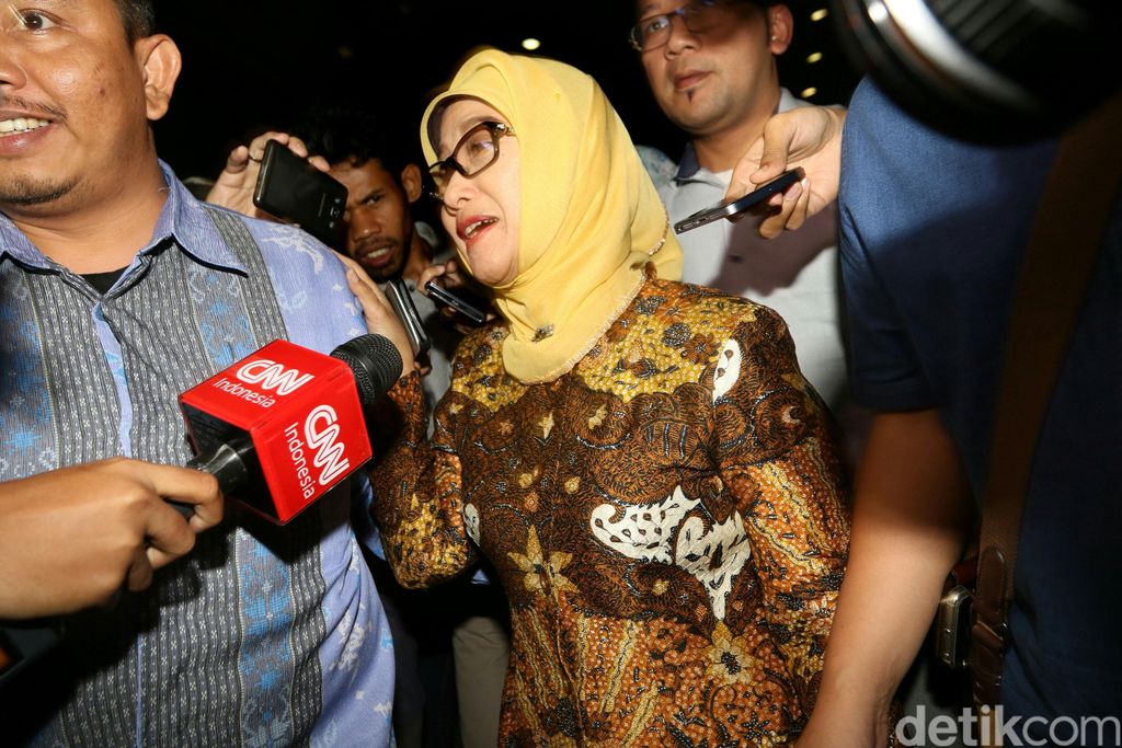 Bupati Indramayu Anna Sophanah usai diperiksa KPK (Foto: Agung Pambudhy/detikFoto)