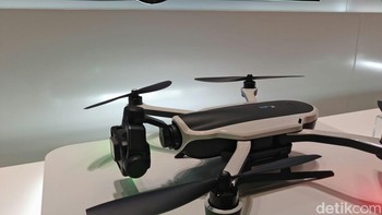 Lalu ada aplikasi penumpang yang membolehkan orang lain untuk melihat video yang direkam oleh drone dari perangkat lain -- contohnya tablet -- yang terhubung ke remote tersebut. Foto: detikINET/Yudhianto