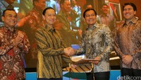 Kepala BKPM Thomas Lembong berjabat tangan dengan CEO Citi Indonesia Batara Sianturi usai penandatanganan kerja sama.