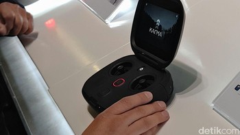 Pengguna Karma bisa mengontrol quadcopter itu dari sebuah remote simpel berbentuk clamshell yang juga dilengkapi layar sentuh, dan dua buah joystick untuk mengatur pergerakan drone. Foto: detikINET/Yudhianto