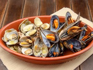 Makan Kerang Mentah, Wanita Ini Terinfeksi Bakteri Pemakan Daging
