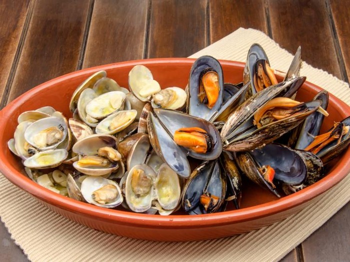 kerang Hands brushing scallop shell