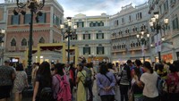 Foto: The Venetian di Macau merupakan komplek hotel dan kasino mewah. Di area pusat perbelanjaannya, ada kanal cantik ala Venesia dengan langit biru yang cantik (Kurnia/detikTravel)