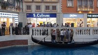 Foto: Selama berlayar, sesekali sang pengayuh gondola akan bernyanyi dengan suara merdu. Traveler pastinya bakalan betah berlama-lama naik gondola di sini (Kurnia/detikTravel)