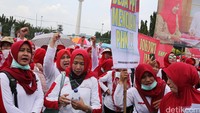 Pendemo bertahan di bawah terik matahari. Mereka berencana untuk beraksi hingga Kamis (22/9).