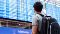 Curhat Turis Pilih Tidur di Lantai Bandara demi Hemat Hotel
