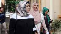 Elma tiba bersama Ina Rachman pada pukul 14.30 WIB. Pool/Ismail/detikFoto.