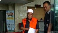 Zulkifli Effendi Siregar keluar dengan memakai rompi tahanan KPK.