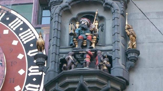 Jam itu pun dapat 'bergerak' pada waktu tertentu (Bern Tourism)