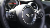 Bagian dasbor MINI Cabrio berbalut warna hitam dan dilapisi krom. Di bagian tengah terdapat layar multimedia dikelilingi lampu yang warnanya menyala berbeda-beda, lampu ini juga terdapat di sekeliling handle pintu bagian dalam.