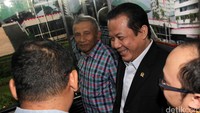 Setelah menjelaskan kedatangannya ke DPR, Amien Rais langsung menuju ke ruang Taufik Kurniawan di lantai 3.