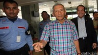 Kedatangan Amien disambut Wakil Ketua DPR yang juga petinggi PAN Taufik Kurniawan di lobi gedung Nusantara III.