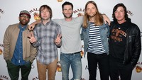 Band ternama Maroon 5 juga pernah batal manggung karena vokalisnya yang berparas tampan, Adam Levine terserang sakit tenggorokan yang menyebabkan suaranya hilang. Foto: Theo Wargo/Getty Images