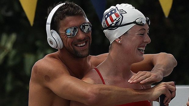 Schmitt dan Michael Phelps bercanda di sesi latihan renang (Foto: Ronald Martinez/Getty Images)