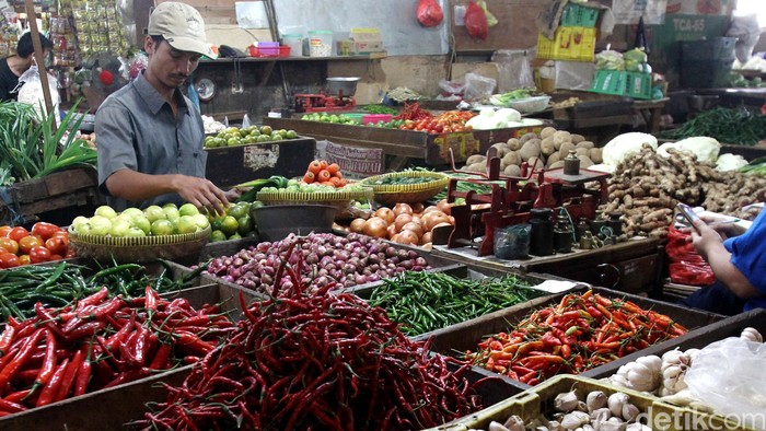 Para pedagang beraktivitas di Pasar Manggarai, Jakarta Selatan, Selasa (20/9/2016). Menurut Kementrian Perdagangan (Kemendag) harga-harga pangan masih stabil, tidak ada gejolak yang cukup signifikan. (Ari Saputra/detikcom)