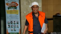 Zulkifli Effendi Siregar keluar gedung KPK usai menjalani pemeriksaan.
