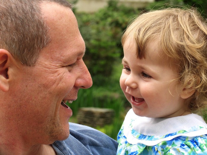 Riset: Anak yang Lahir dari Ayah Berusia Lebih Tua Cenderung Lebih Pandai