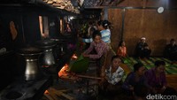 Memasuki waktu siang warga dengan keramahannya akan mengajak makan bersama dengan nasi yang dimasak secara tradisional atau biasa disebut sangu akeul (Tri Ispranoto/detikTravel)