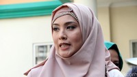 Ia mengaku hanya menghadiri undangan yang diberikan KPAI terkait dugaan pelecehan oleh Gatot Brajamusti. Pool/Ismail/detikFoto.