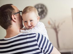 Gemas! Bayi Ini Ganggu Ayahnya Bikin Video Tutorial