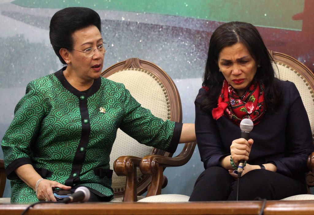 Liestyana Rizal Gusman memberikan keterangan terkait penangkapan suaminya (Lamhot Aritonang/detikFoto)