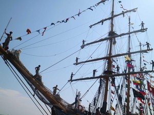 KRI Dewaruci Berlabuh di Makassar, Warga Bebas Melihat dari Dekat
