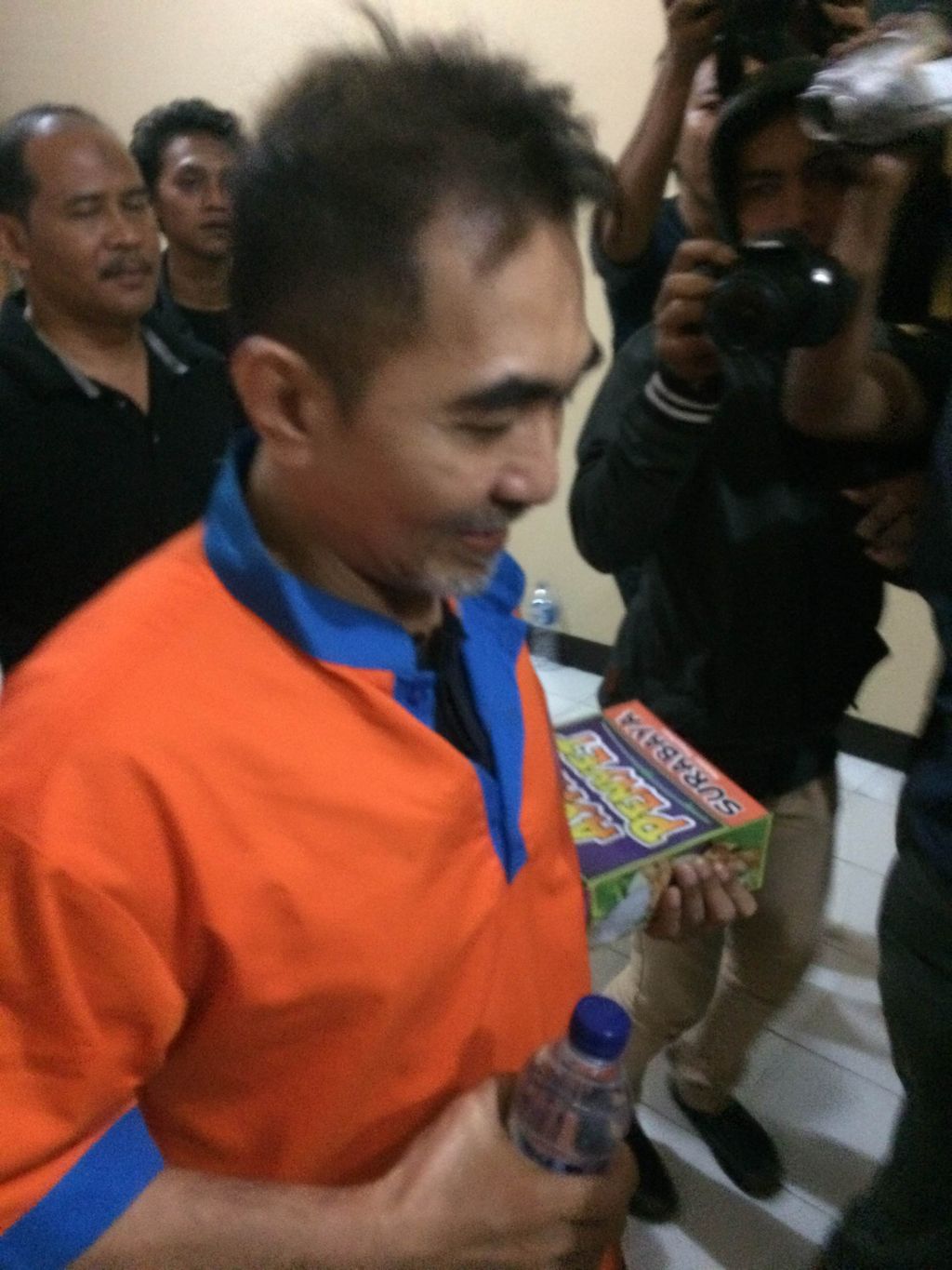 Foto: Gatot Brajamusti usai diperiksa (Masaul/detikcom)