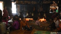 Masyarakat di Kampung Ciptagelar masih memegang teguh adat istiadat. Mereka juga ramah dengan pengunjung dan mengizinkan traveler untuk menginap (Tri Ispranoto/detikTravel)