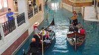 Foto: Satu gondola bisa dinaiki berdua atau lebih. Setelah naik dan duduk dengan nyaman, gondola akan bergerak perlahan, mengitari kanal yang cukup panjang di kala langit cerah (Kurnia/detikTravel)
