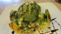 Ice Cream Tempura Green Tea jadi penutup santapan yang pas. Berupa es krim green tea dengan roti goreng, cacahan kacang tanah, dan saus cokelat.