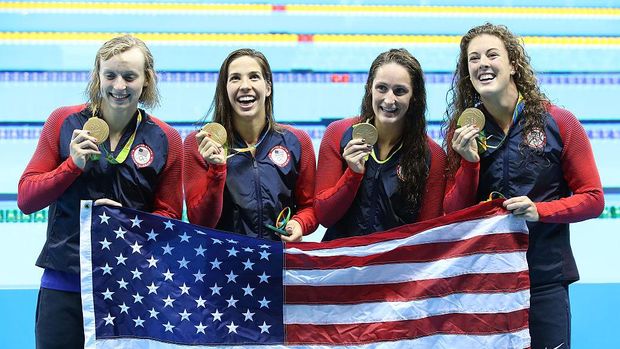 Schmitt dan rekan-rekannya memenangkan medali emas di Olimpiade Rio 2016 (Foto: Jean Catuffe/Getty Images)