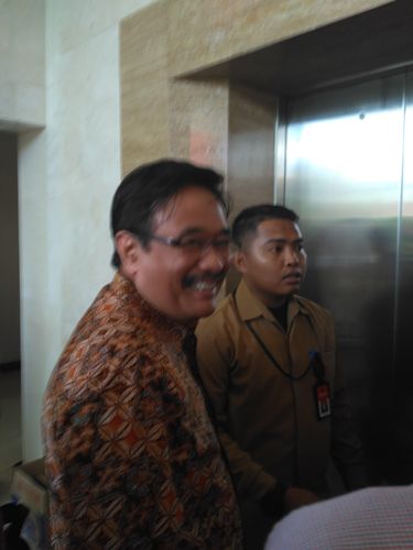 Foto: Djarot tiba di DPP PDIP siang ini (Dony/detikcom)