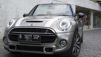 Mobil ini disambut hangat oleh pasar, yang terlihat dari jumlah penjualan yang signifikan.