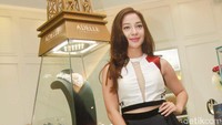 Nikita Willy tampak seksi dengan crop top berbelahan rendah semi transparan dan rok hitam serta heels merah. Pool/Gus Mun/detikFoto.