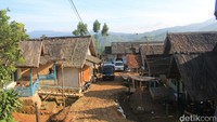 Warga di sini tidak mematok tarif dan menyerahkan itu pada orang yang akan menginap. Bahkan tanpa diminta pun warga akan secara otomatis memberikan makanan dan minum untuk tamu yang datang ke rumahnya (Tri Ispranoto/detikTravel)